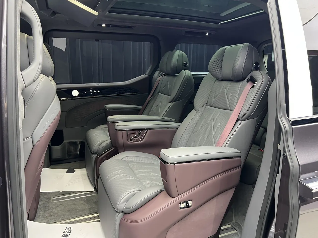 Zeekr 2024 Zeekr 009 seven-seat aisle version four-wheel drive 108kWh automatic gear 8