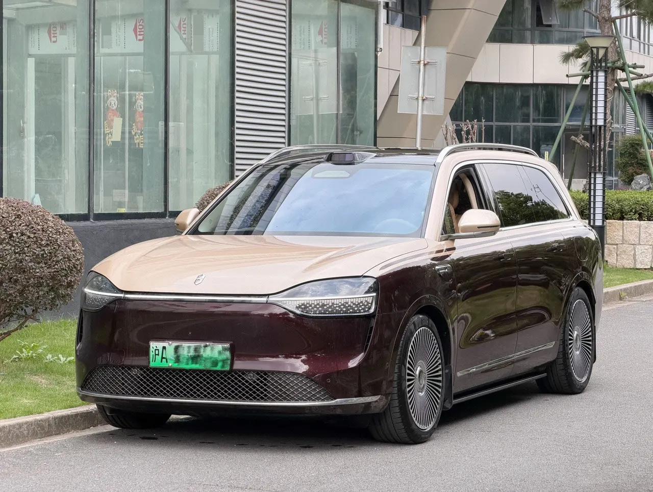 Открыть галерею: AITO 2025 AITO M9 EV Pure Electric Ultra Edition 100kWh6-seat Edition Automatic Gear