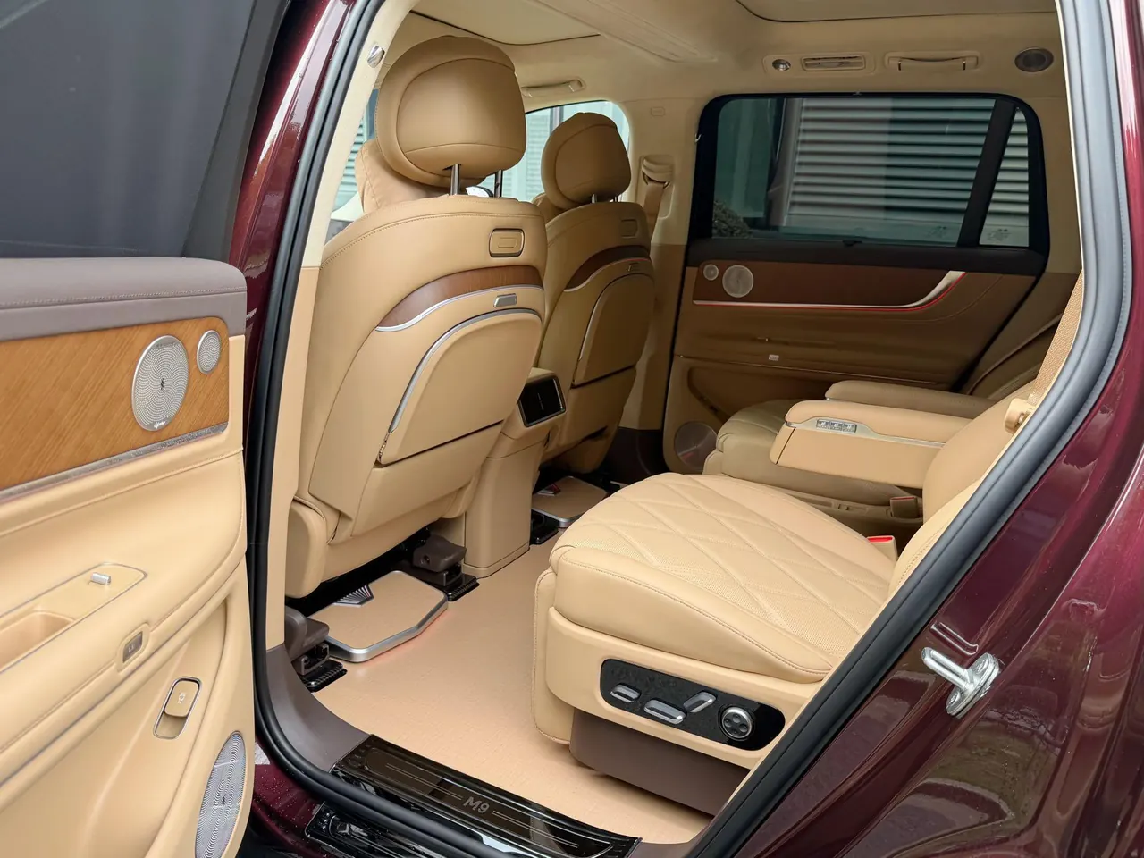 AITO 2025 AITO M9 EV Pure Electric Ultra Edition 100kWh6-seat Edition Automatic Gear 9