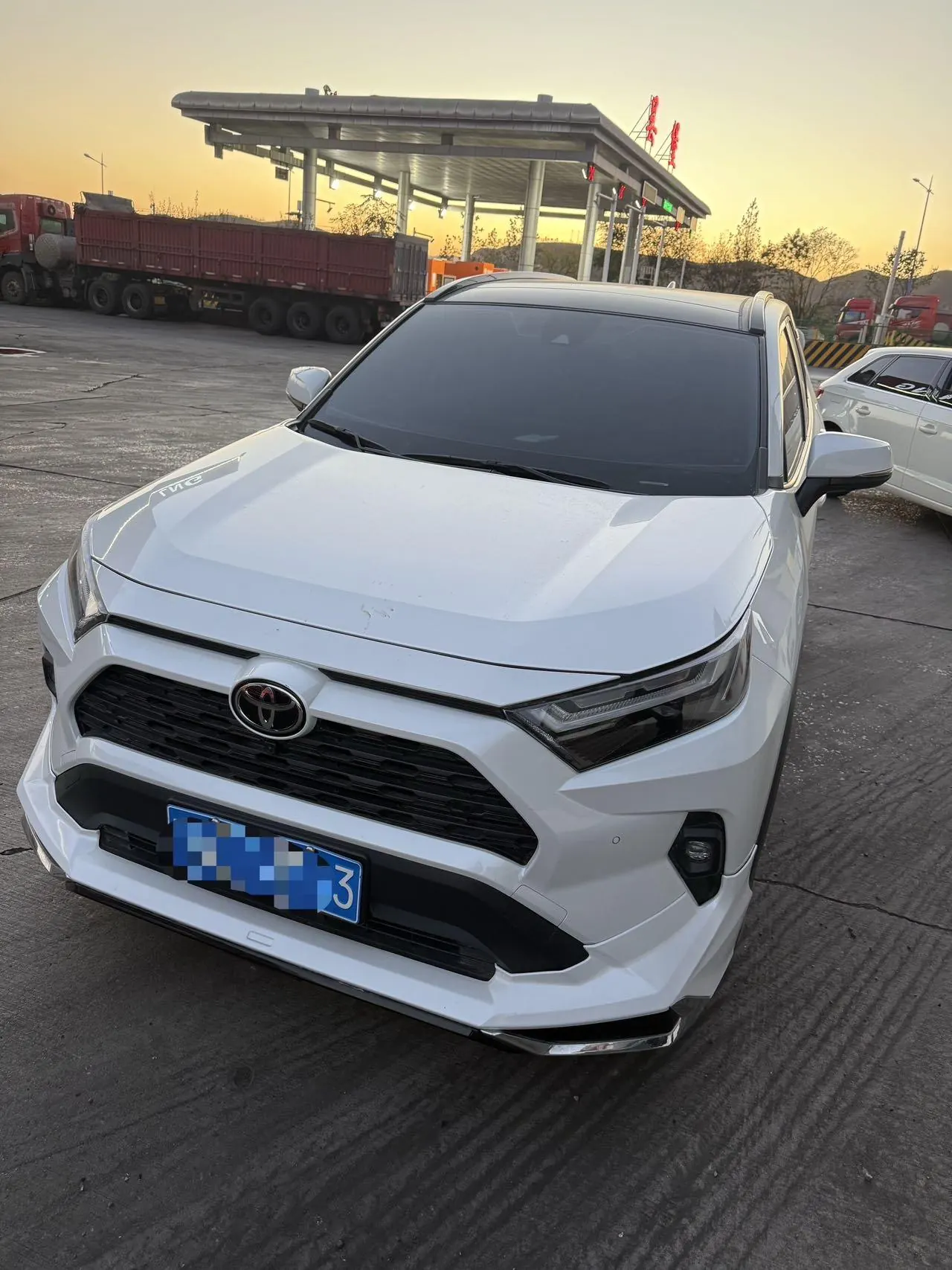 Open image lightbox: Toyota 2023 RAV4 Rongbo 2.0 Stepless Two-Drive 20th Anniversary Platinum Commemorative Edition Automatic Gear