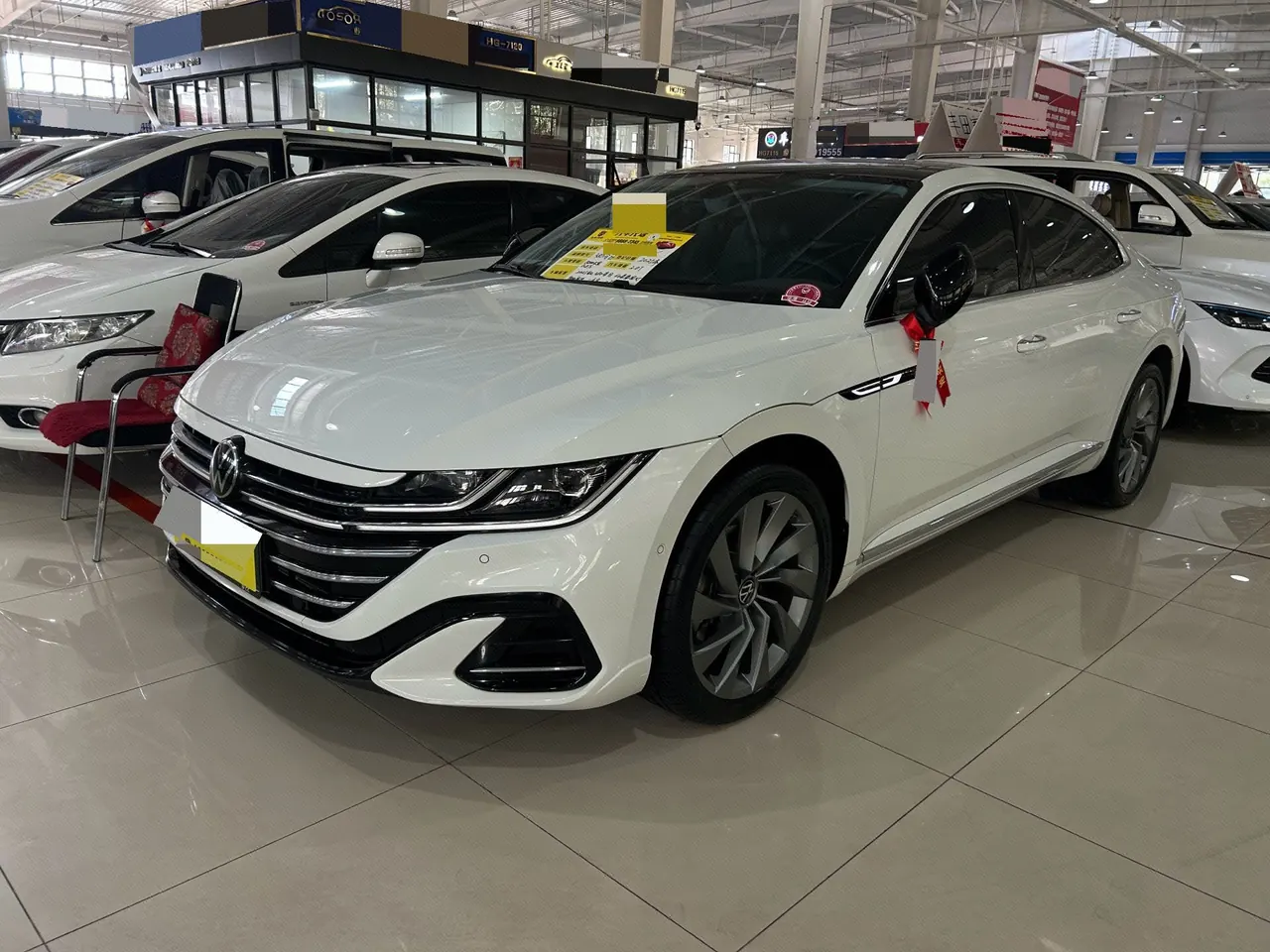 Открыть галерею: Volkswagen 2024 CC 2.0TSI 380TSI eye-catching automatic transmission