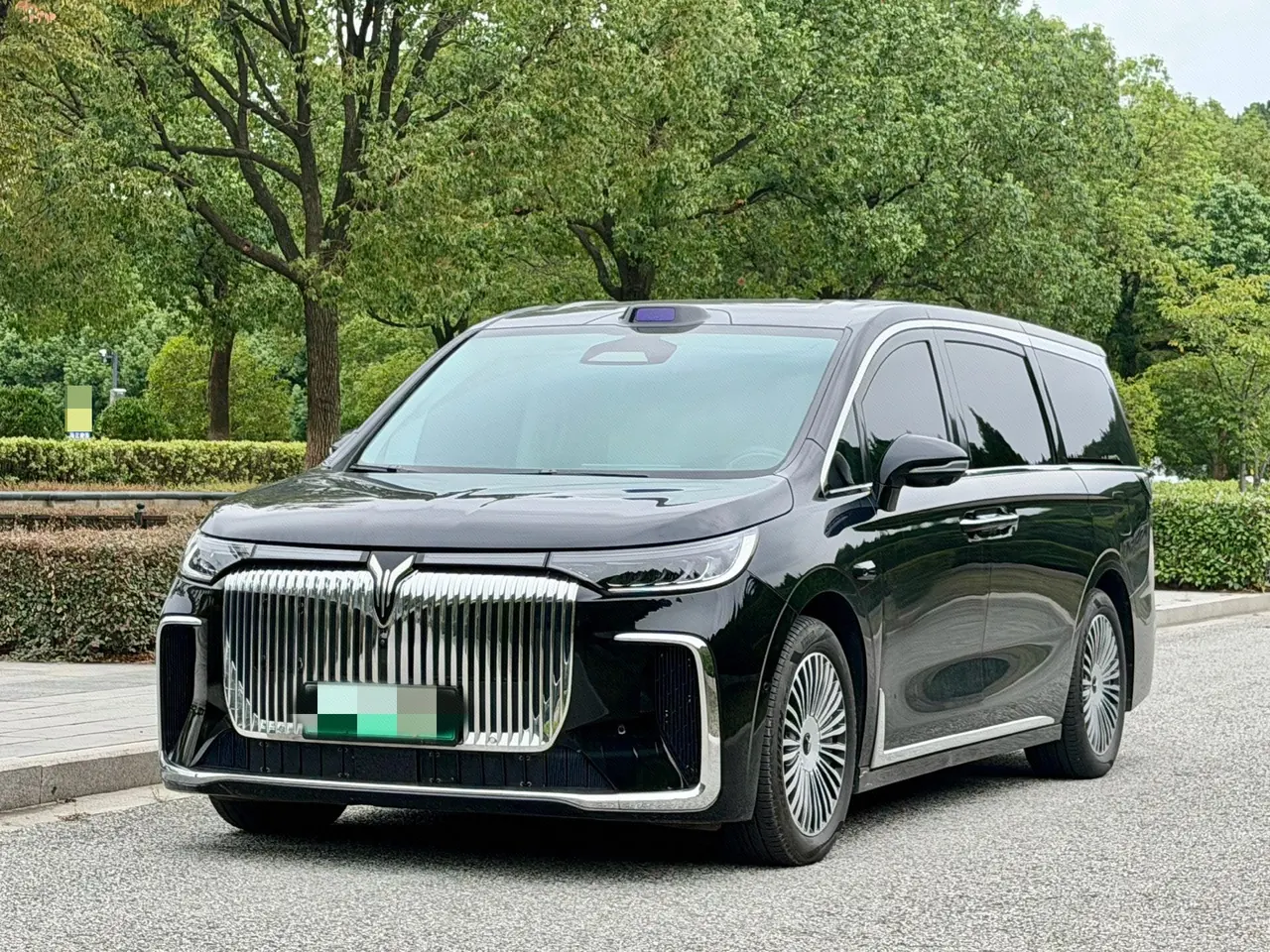 Открыть галерею: Voyah 2025 dreamers PHEV 1.5T four-wheel drive distinguished dry Kun version automatic gear