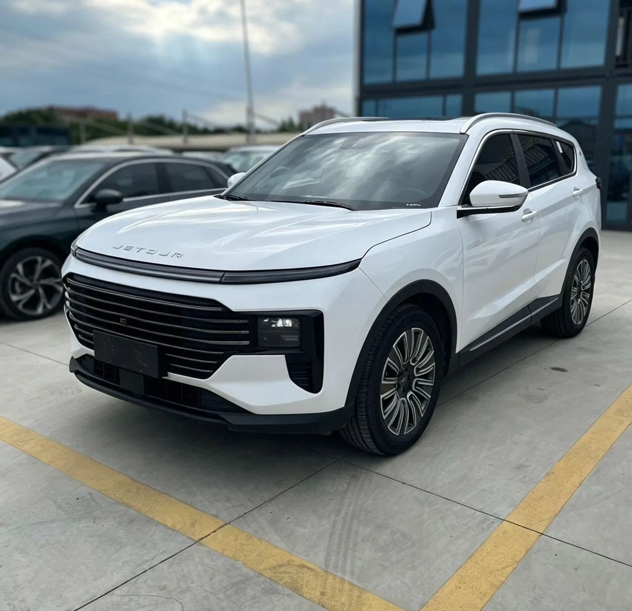 Открыть галерею: Jetour 2025 X70 PLUS 1.5T Deluxe Surging Edition 7-seat Automatic Gear