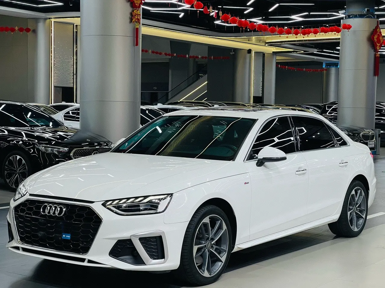 Открыть галерею: Audi 2020 A4L 2.0TFSI 40TFSI Fashion Dynamic Automatic