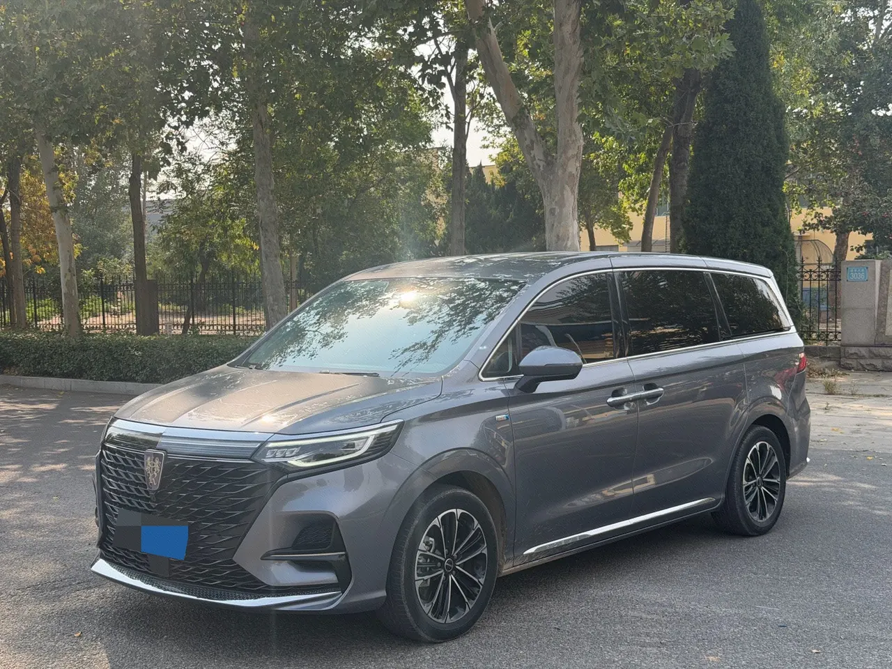 Roewe 2021 iMAX8 2.0TGI 400TGI Ultimate Automatic Gear - View 1