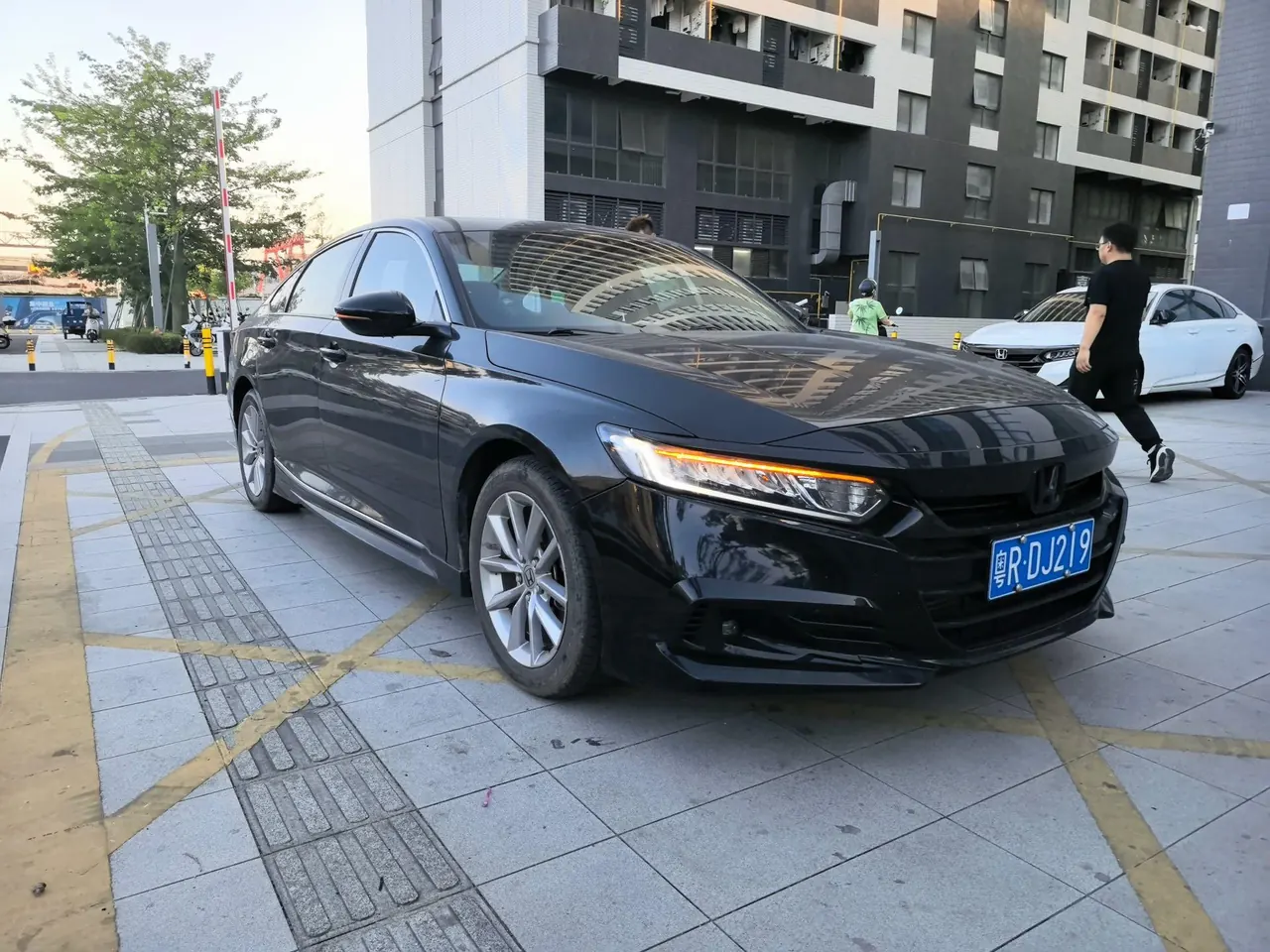 Honda 2022 10th Generation Accord 1.5T Stepless 260TURBO Deluxe Automatic Gear 3