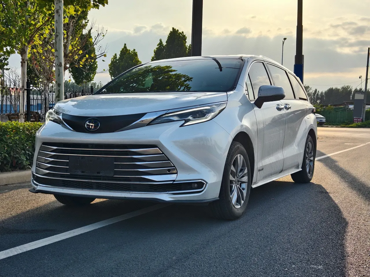 Открыть галерею: Toyota 2024 Sana 2.5 Stepless Four-wheel Drive Deluxe Edition Automatic Transmission