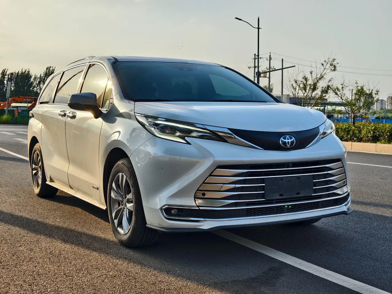 Toyota 2024 Sana 2.5 Stepless Four-wheel Drive Deluxe Edition Automatic Transmission 3