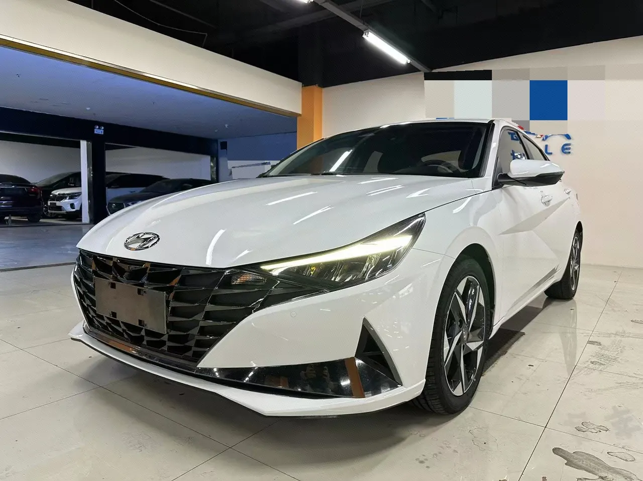 Открыть галерею: Hyundai 2021 Elantra -3-compartment 1.5 stepless LUX premium automatic gear