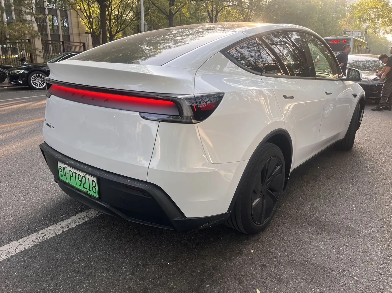 Tesla 2026 Model Y Rear-Wheel-Drive Automatic 6