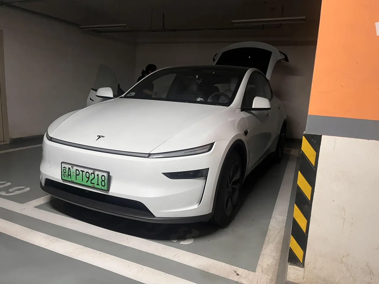 Tesla 2026 Model Y Rear-Wheel-Drive Automatic 8