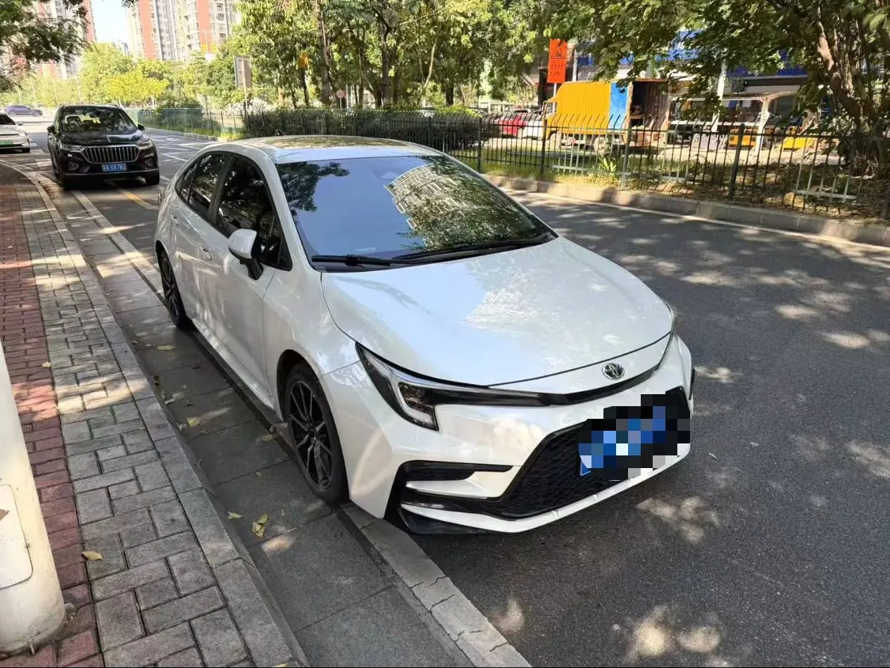 Toyota 2023 Lei Ling Shuangqing 1.8 Stepless Intelligent Electric Hybrid Sports Edition Automatic Gear 5
