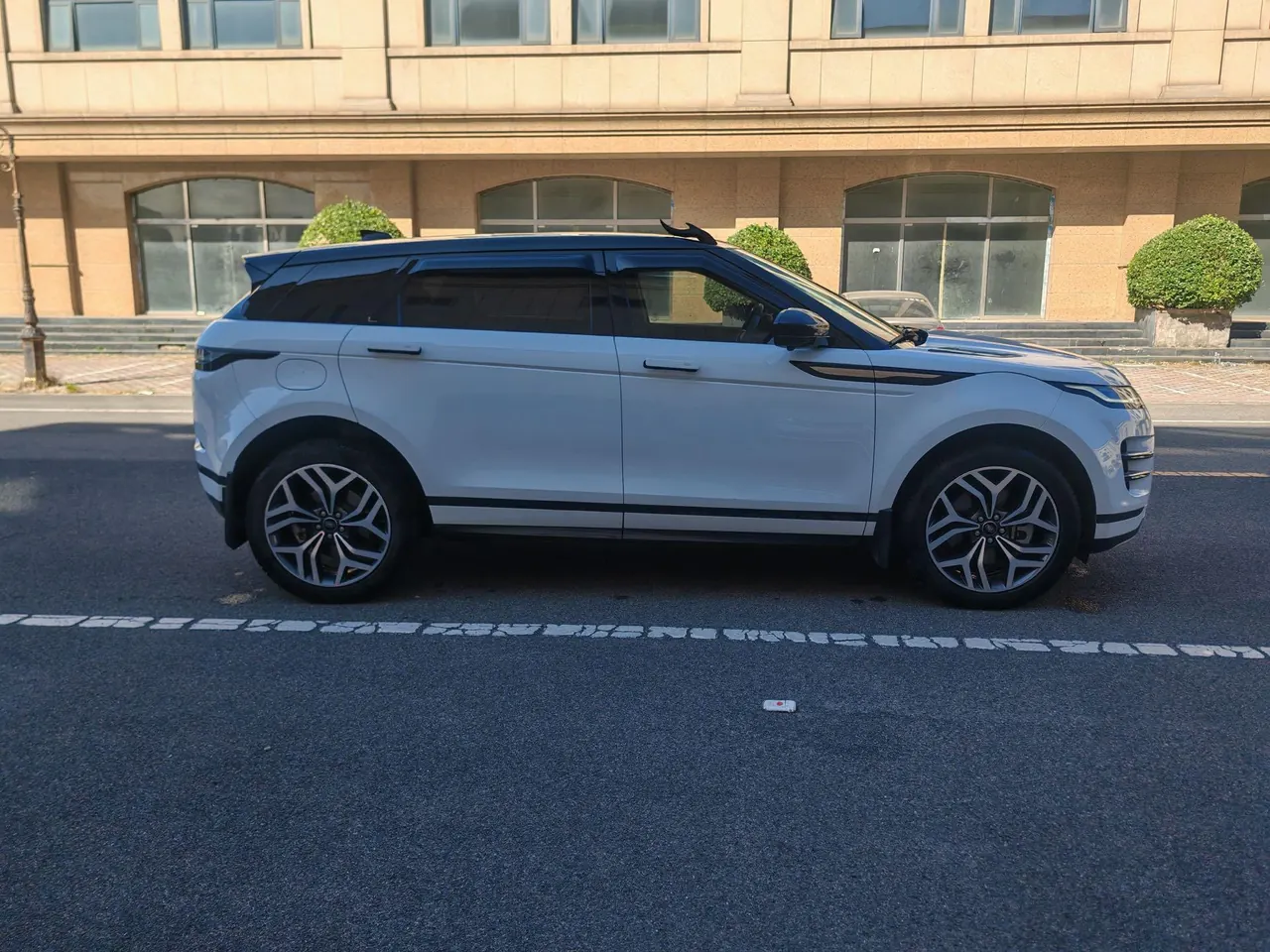 Land Rover Range Rover Aurora New Energy 2022 Range Rover Aurora L PHEV 1.5T P300e Performance Edition Automatic Gear 4