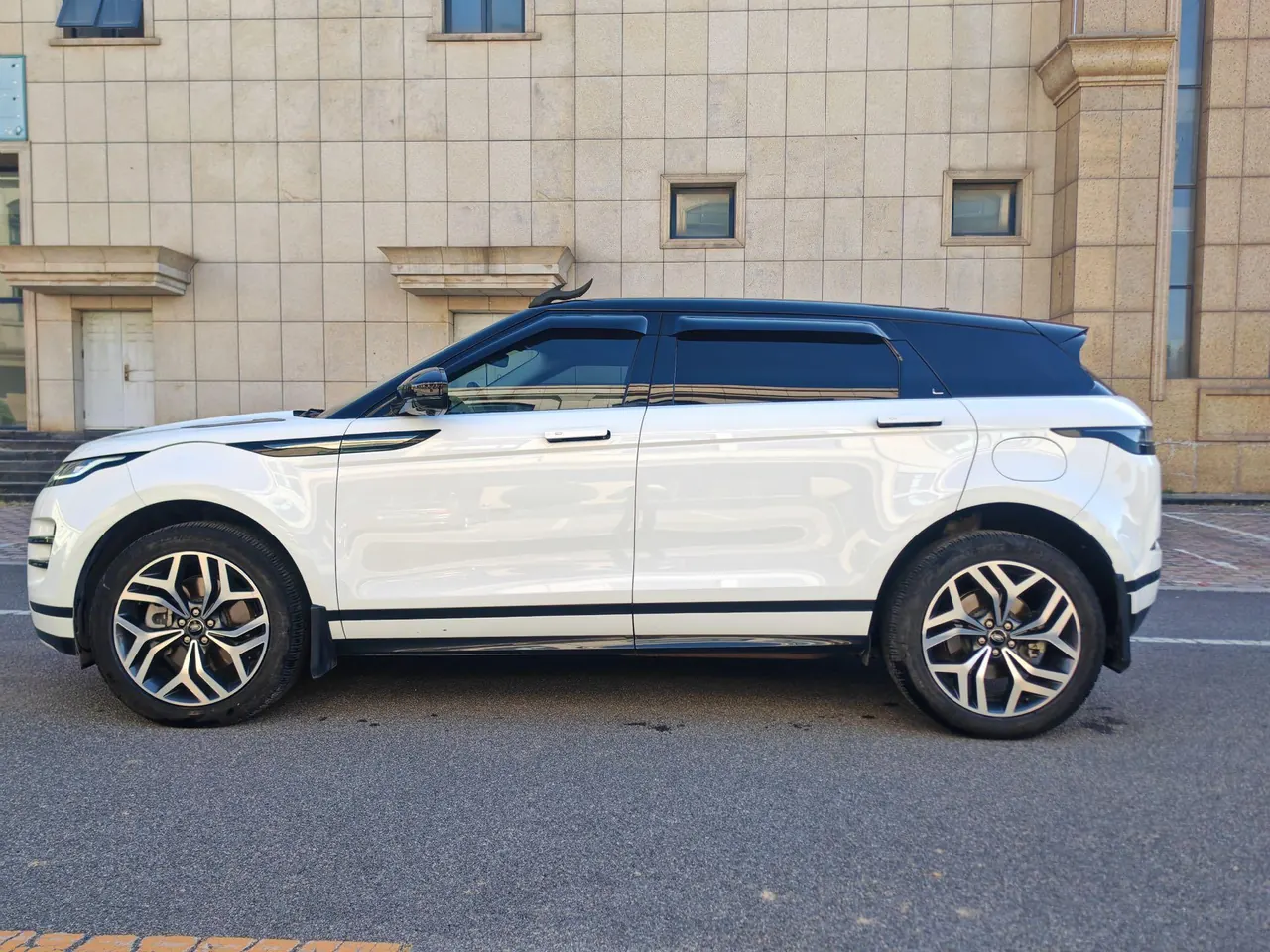 Land Rover Range Rover Aurora New Energy 2022 Range Rover Aurora L PHEV 1.5T P300e Performance Edition Automatic Gear 5