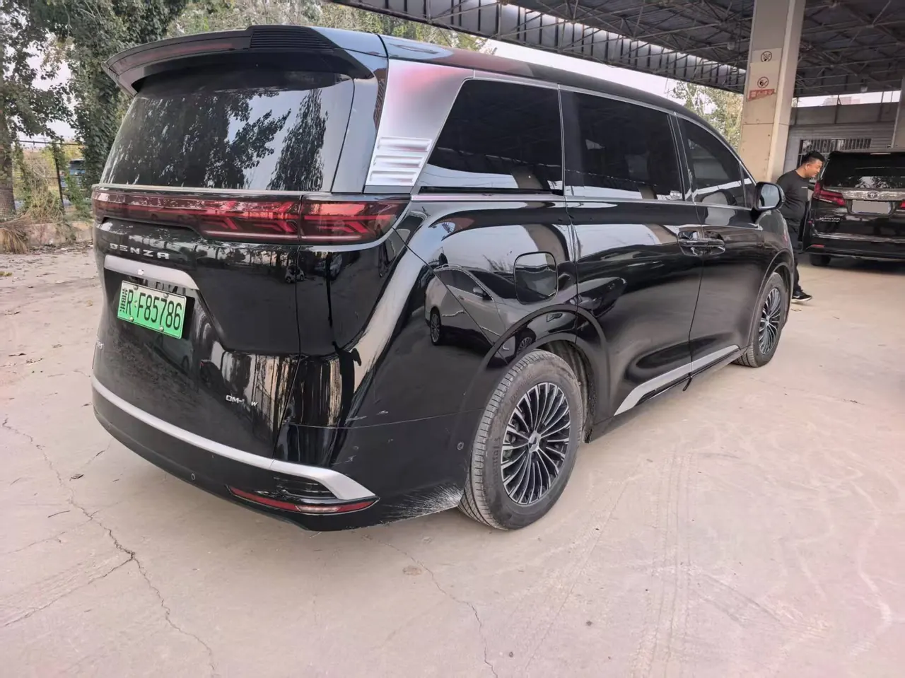 Denza 2022 Denza D9 DM-i 1.5T stepless 970 four-wheel drive flagship automatic gear 3