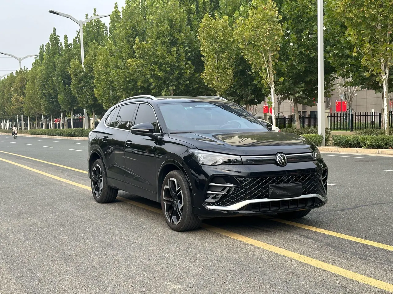 Volkswagen 2025 Tiguan L PRO 2.0TSI 380TSI Four-wheel Drive R-Line Smart Collar Edition Automatic Gear 2