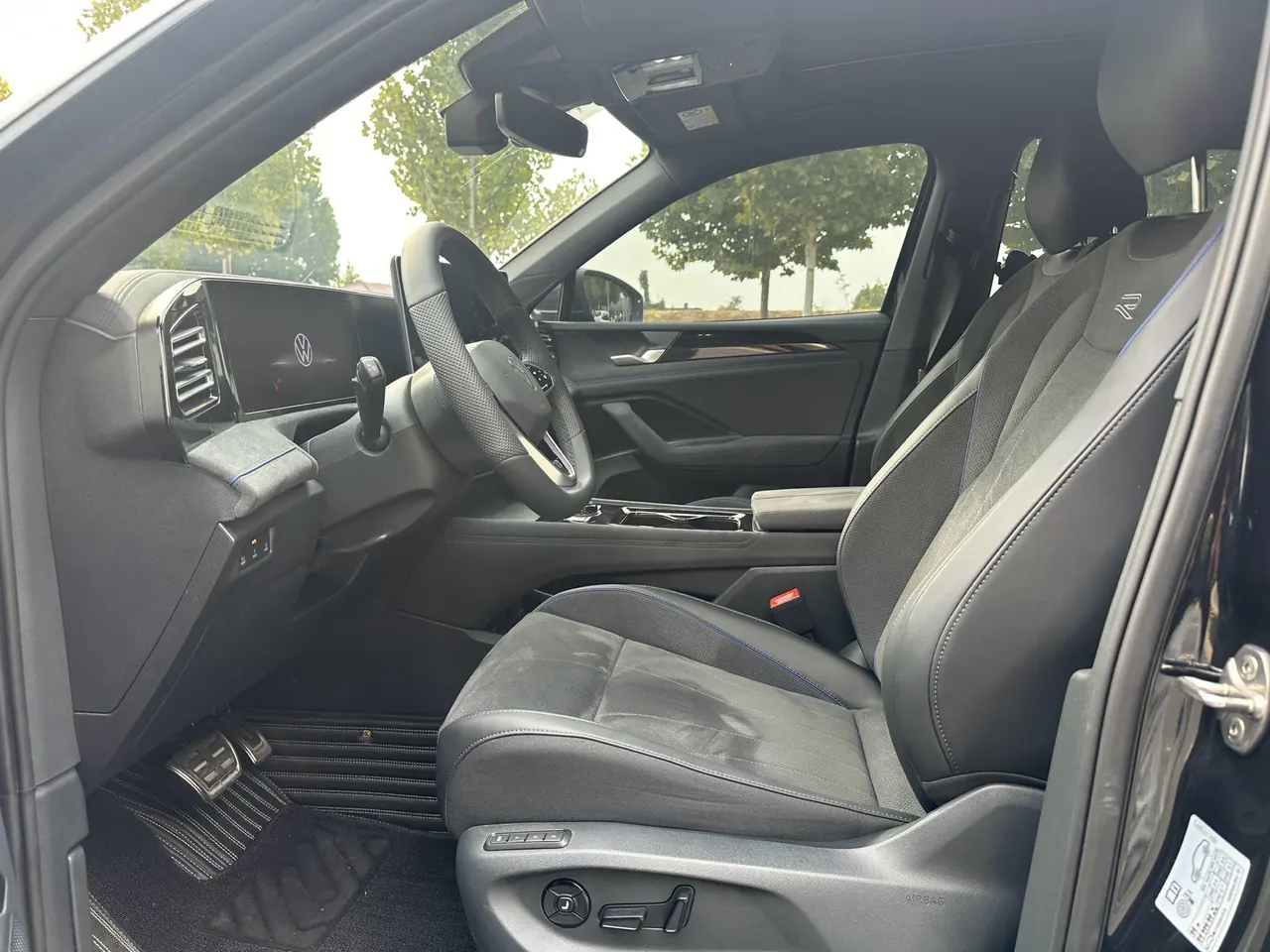 Volkswagen 2025 Tiguan L PRO 2.0TSI 380TSI Four-wheel Drive R-Line Smart Collar Edition Automatic Gear 3
