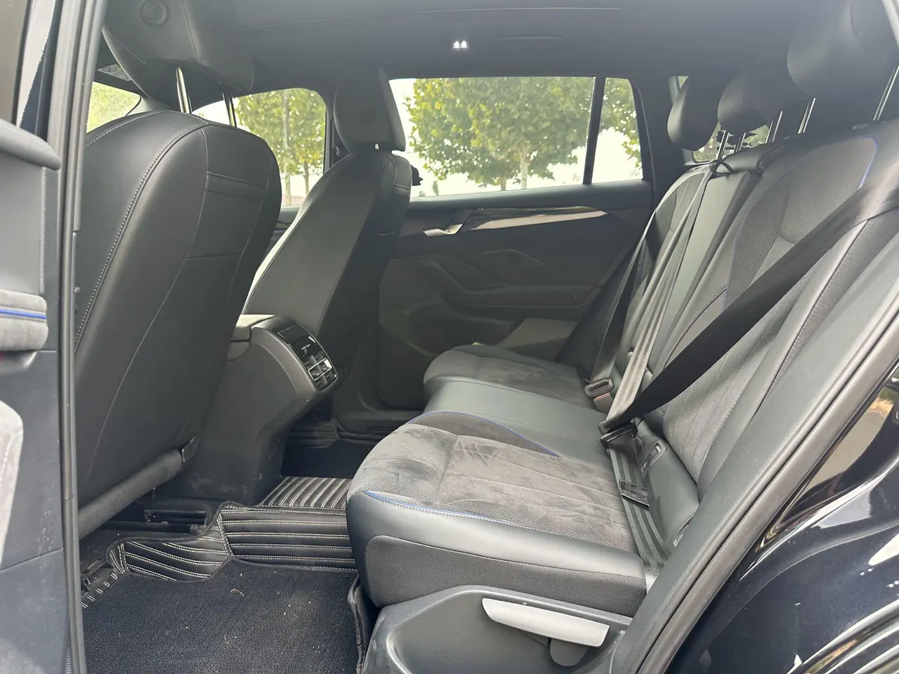 Volkswagen 2025 Tiguan L PRO 2.0TSI 380TSI Four-wheel Drive R-Line Smart Collar Edition Automatic Gear 4