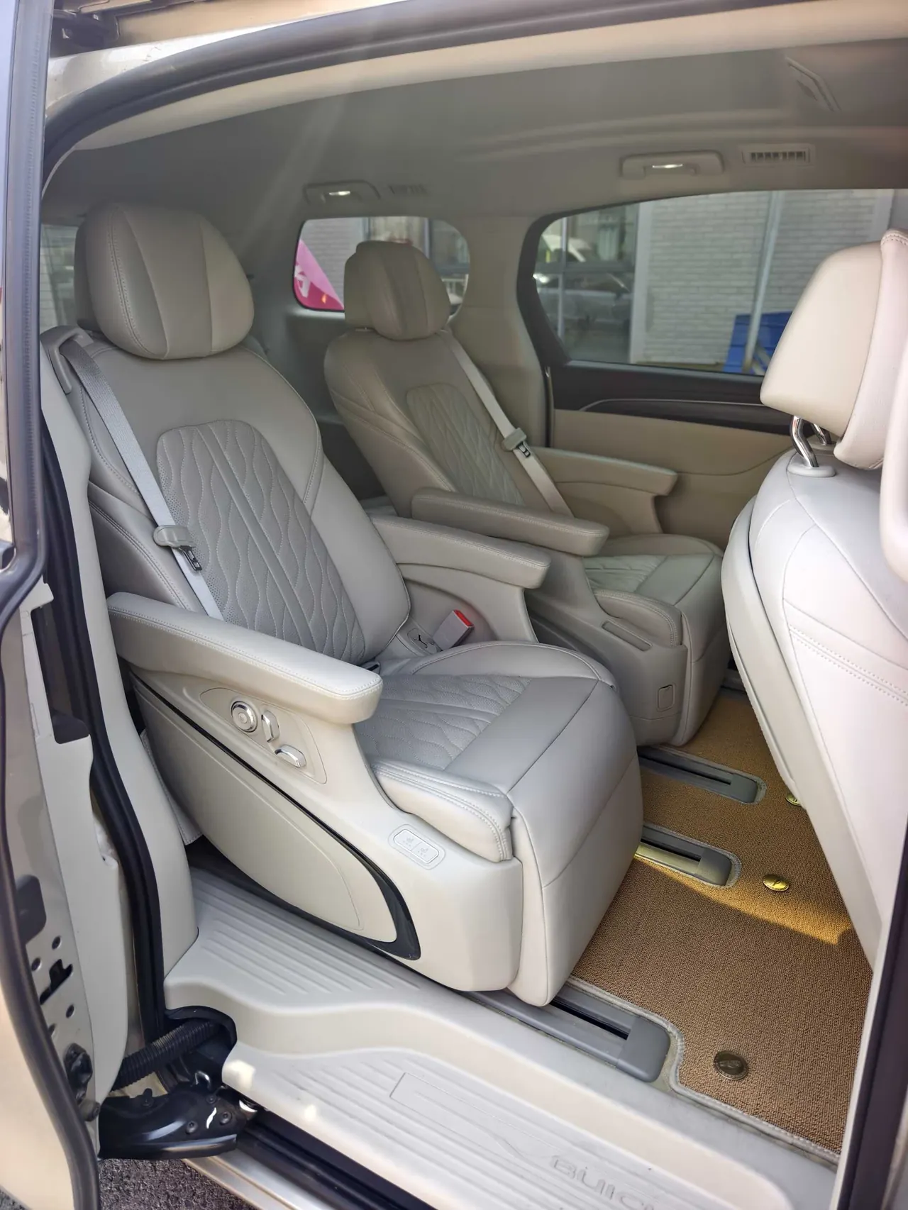Buick 2022 GL8 ES Lu Zun 2.0T 653T Comfortable Automatic Gear 3