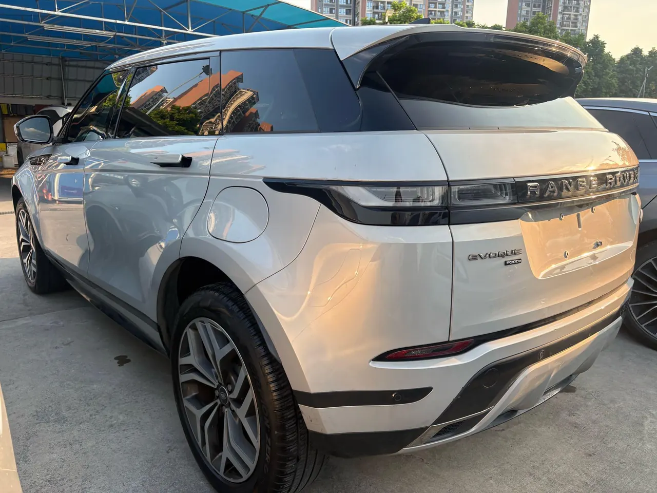 Land Rover Range Rover Aurora New Energy 2022 Range Rover Aurora L PHEV 1.5T P300e Deluxe Automatic Gear 7