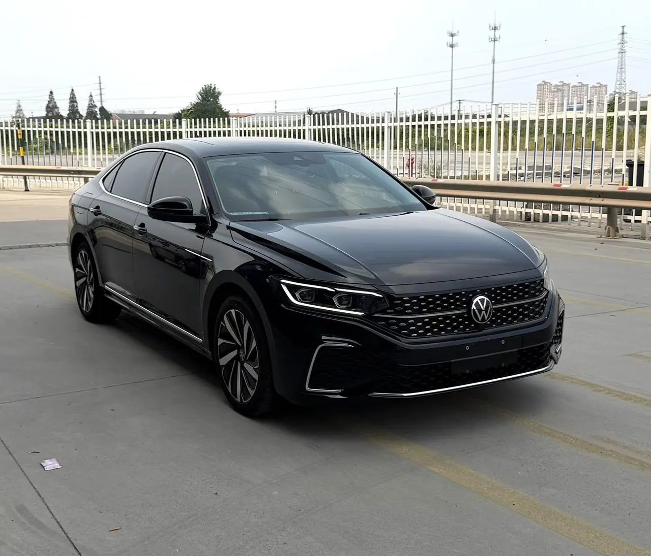 Volkswagen 2022 Passat 2.0TSI 330TSI Star Deluxe Edition Automatic Transmission 2