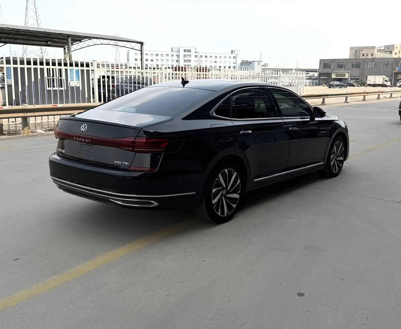 Volkswagen 2022 Passat 2.0TSI 330TSI Star Deluxe Edition Automatic Transmission 3