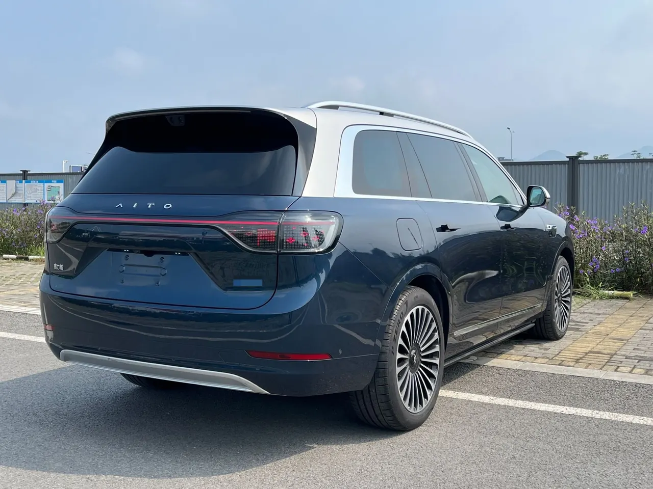 AITO 2025 AITO M9 extended range Ultra version 52kWh6 seat version automatic gear 10