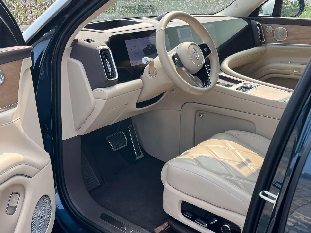 AITO 2025 AITO M9 extended range Ultra version 52kWh6 seat version automatic gear 3