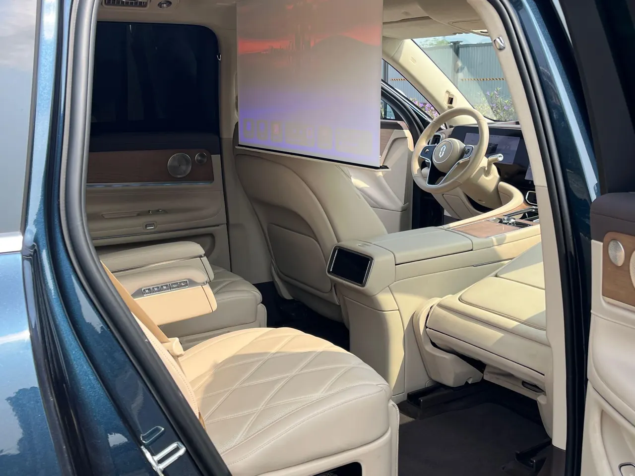 AITO 2025 AITO M9 extended range Ultra version 52kWh6 seat version automatic gear 5