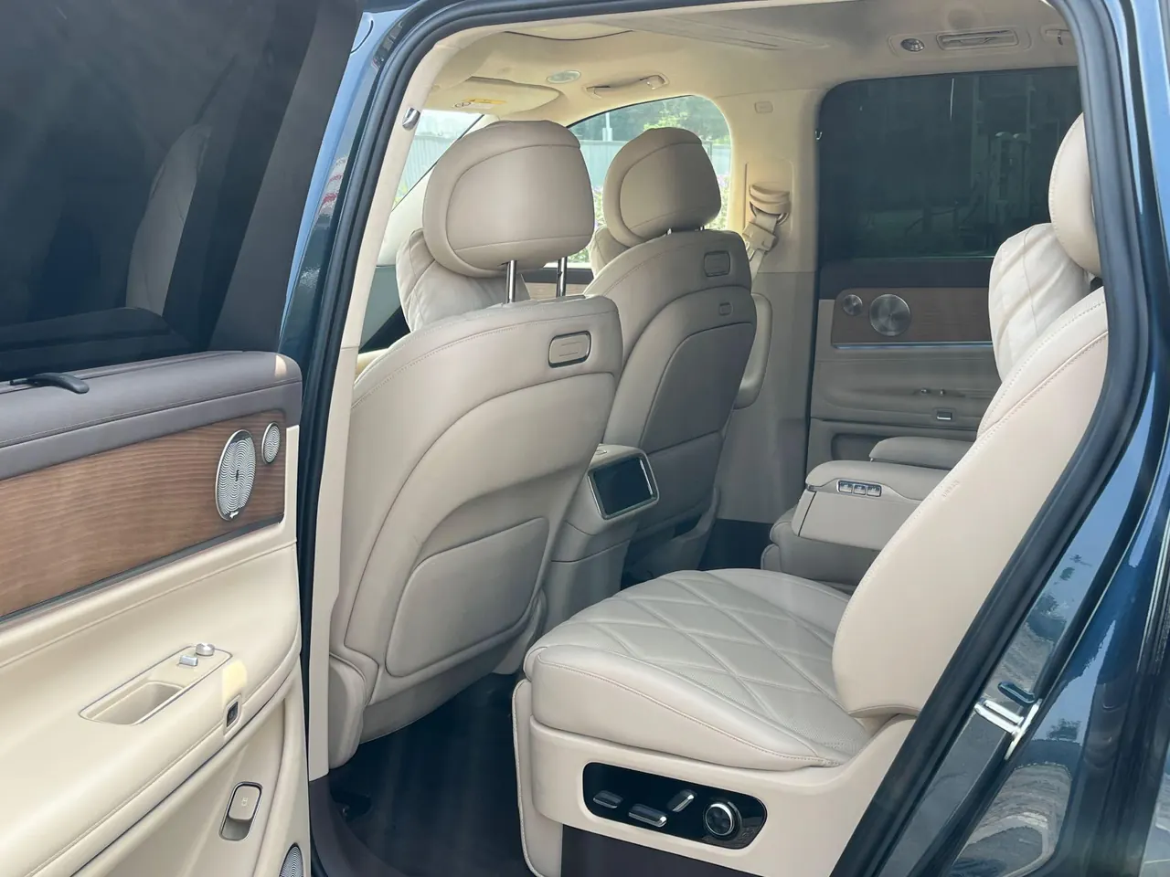 AITO 2025 AITO M9 extended range Ultra version 52kWh6 seat version automatic gear 6
