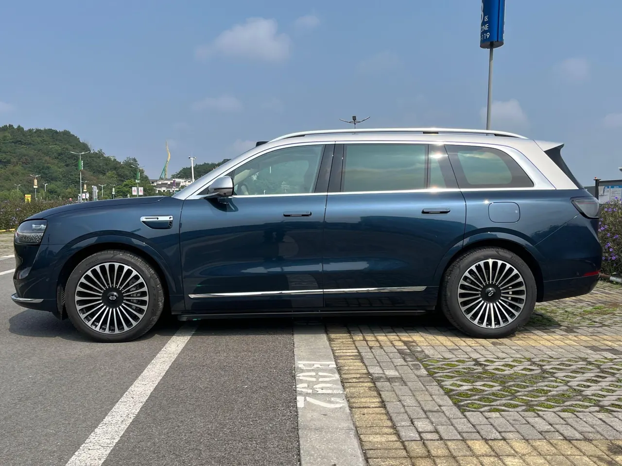 AITO 2025 AITO M9 extended range Ultra version 52kWh6 seat version automatic gear 8