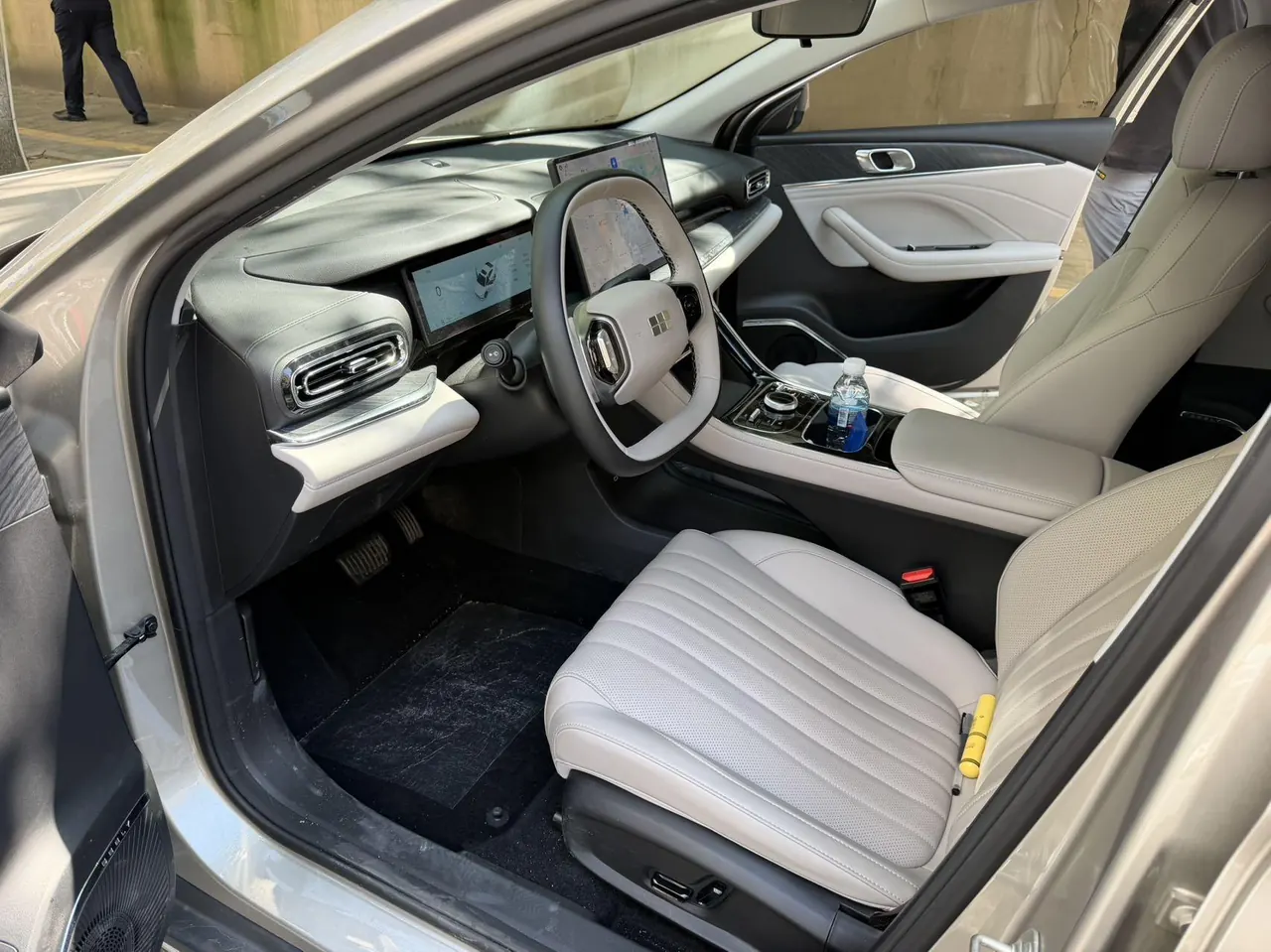 Geely Galaxy 2025 xingyao 6 EM-i 1.5 125km exploration version automatic gear 3