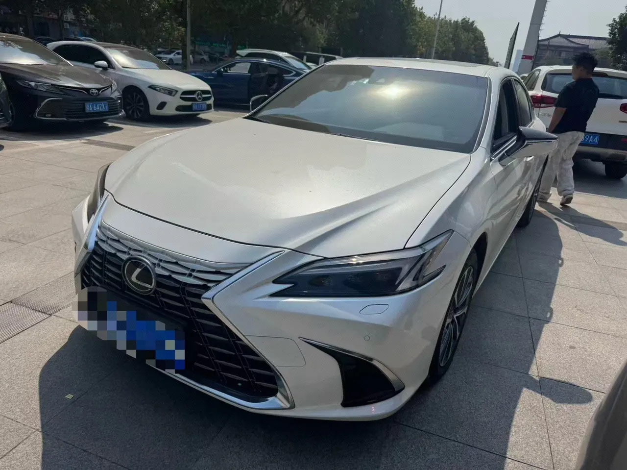 Открыть галерею: Lexus ES (Imported) 2025 ES300h 2.5 Stepless Premium Edition Automatic Gear
