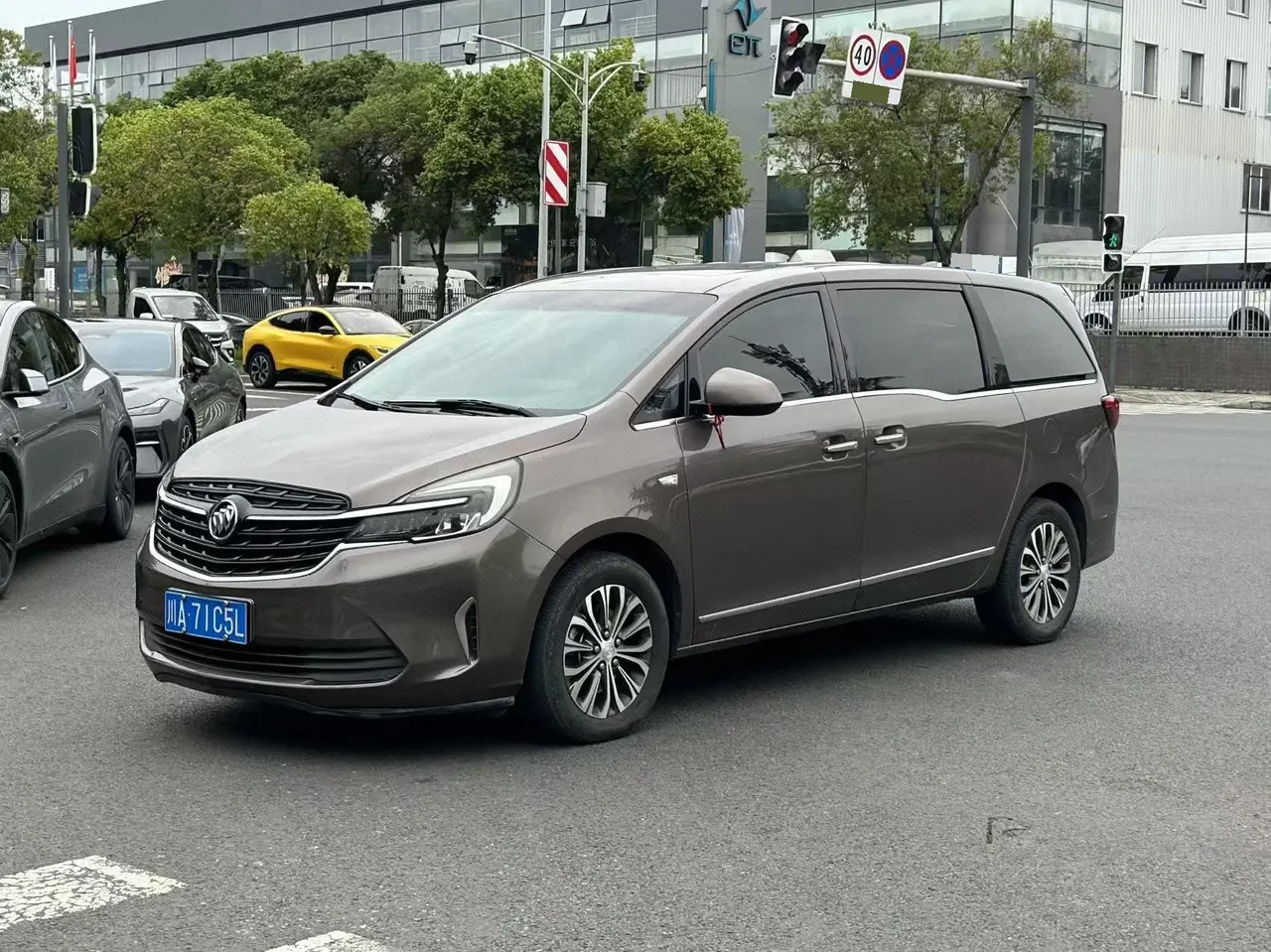 Открыть галерею: Buick 2021 GL8 Land Business Class 2.0T 652T Luxury Automatic Gear