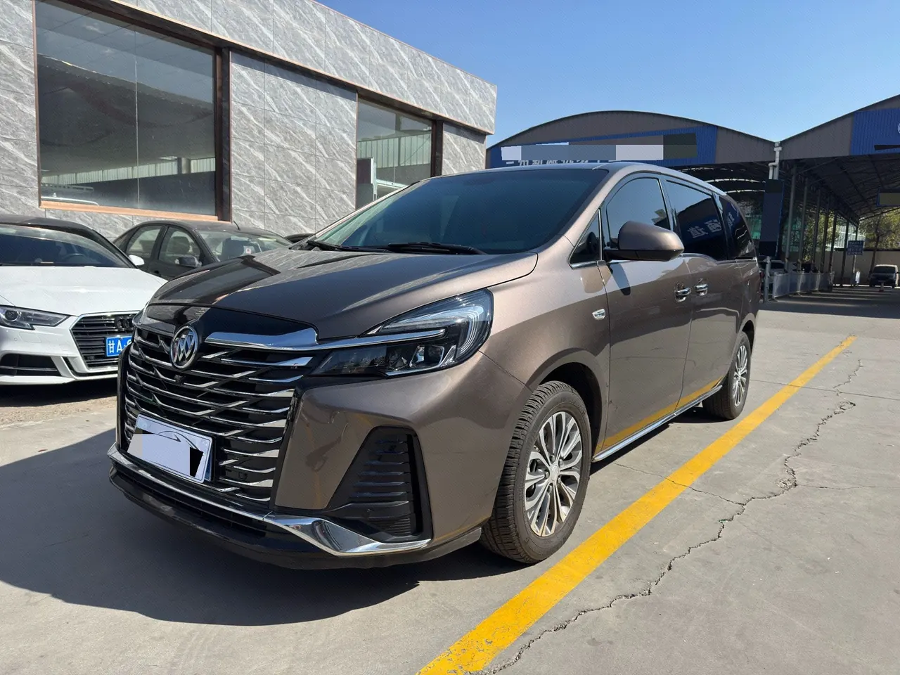 Открыть галерею: Buick 2023 GL8 Land Business Class 48V 2.0T 652T Luxury Automatic Gear