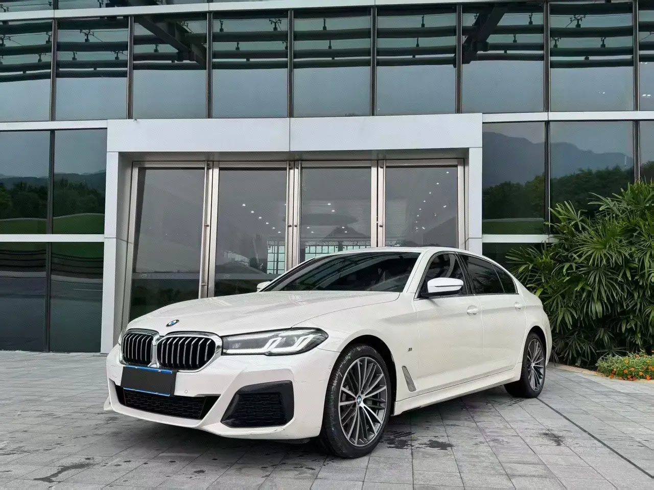 Открыть галерею: BMW 5 Series 2023 530Li 2.0T Leading M Sports Suit Automatic Gear
