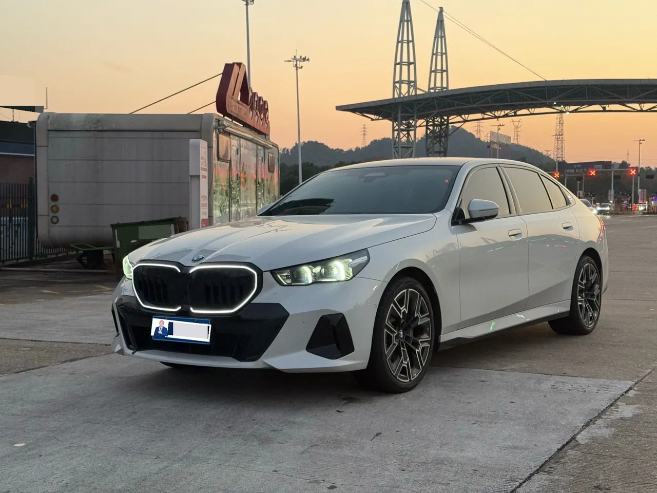 Открыть галерею: BMW 5 Series 2026 530Li 48V 2.0T Exclusive M Sports Suit (Modified) Automatic Gear