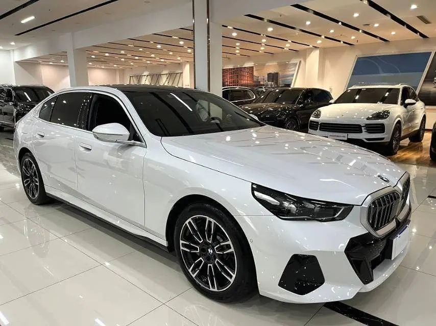 BMW 5 Series 2026 model 530Li 48V 2.0T Leading Edition M Sport Package Automatic 3