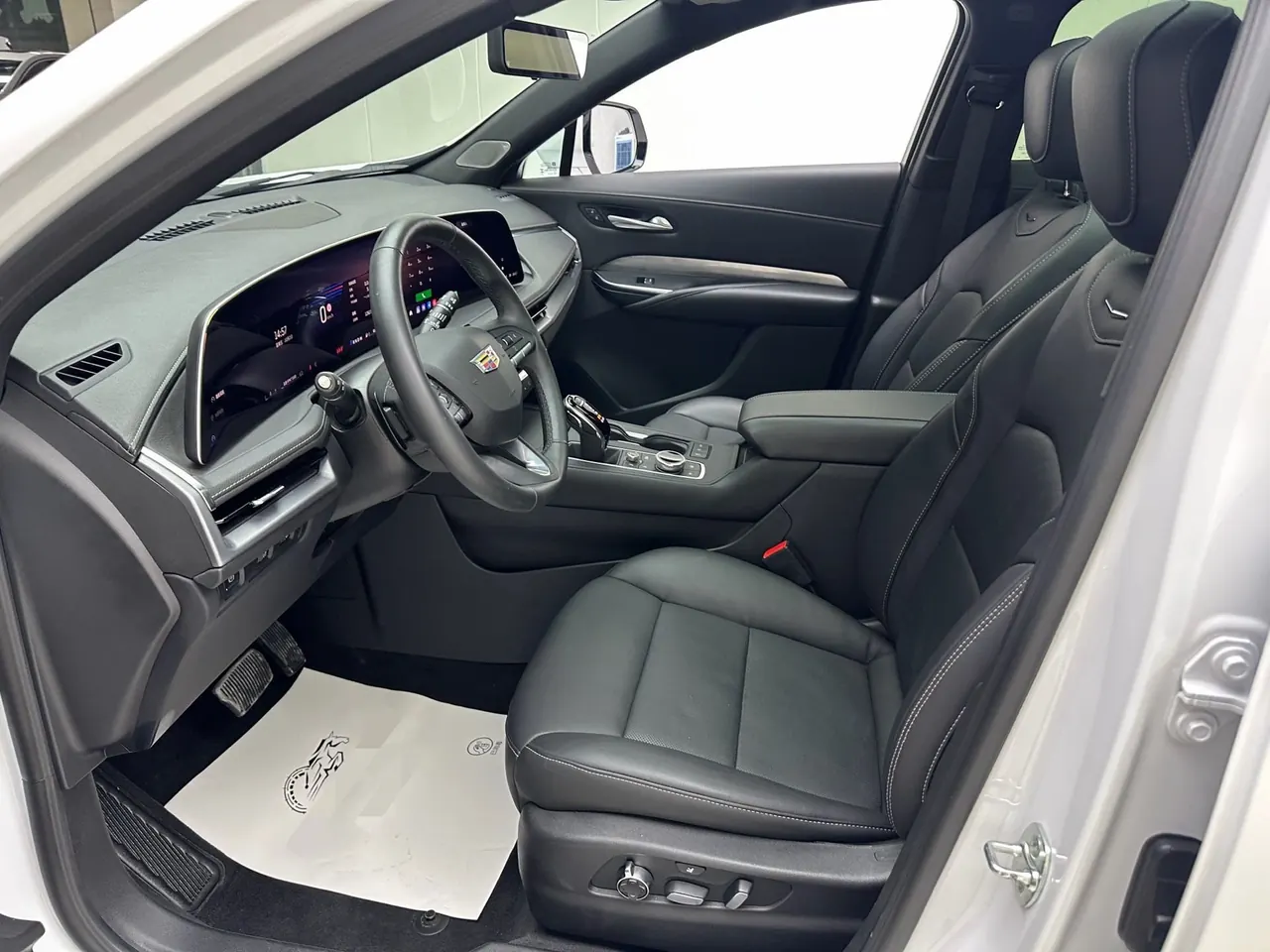 Cadillac 2025 XT4 48V 2.0T 28T two-wheel drive distinguished automatic gear 3