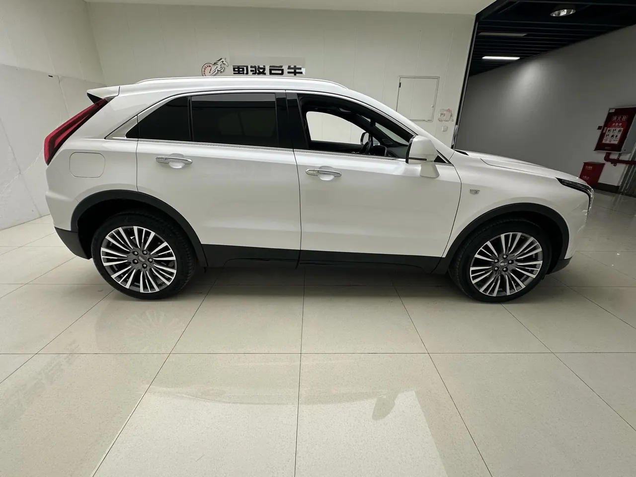 Cadillac 2025 XT4 48V 2.0T 28T two-wheel drive distinguished automatic gear 7