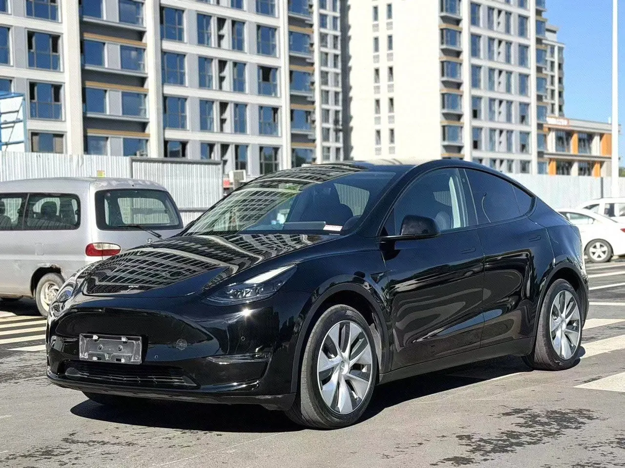 Open image lightbox: Tesla 2023 Model Y long endurance all-wheel drive version automatic transmission