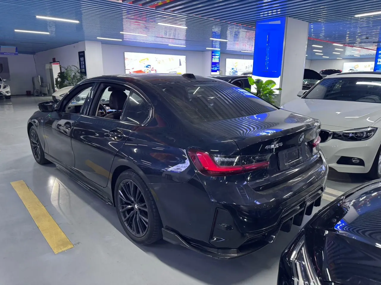 BMW 3 Series 2023 325Li 2.0T M Sports Obsidian Night Suit Automatic Gear 5
