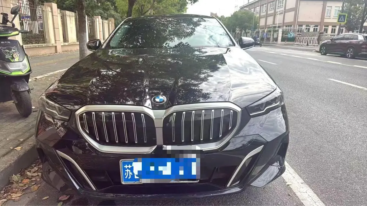 BMW 5 Series 2024 model 530Li 48V 2.0T Leading Edition M Sport Package Automatic 2