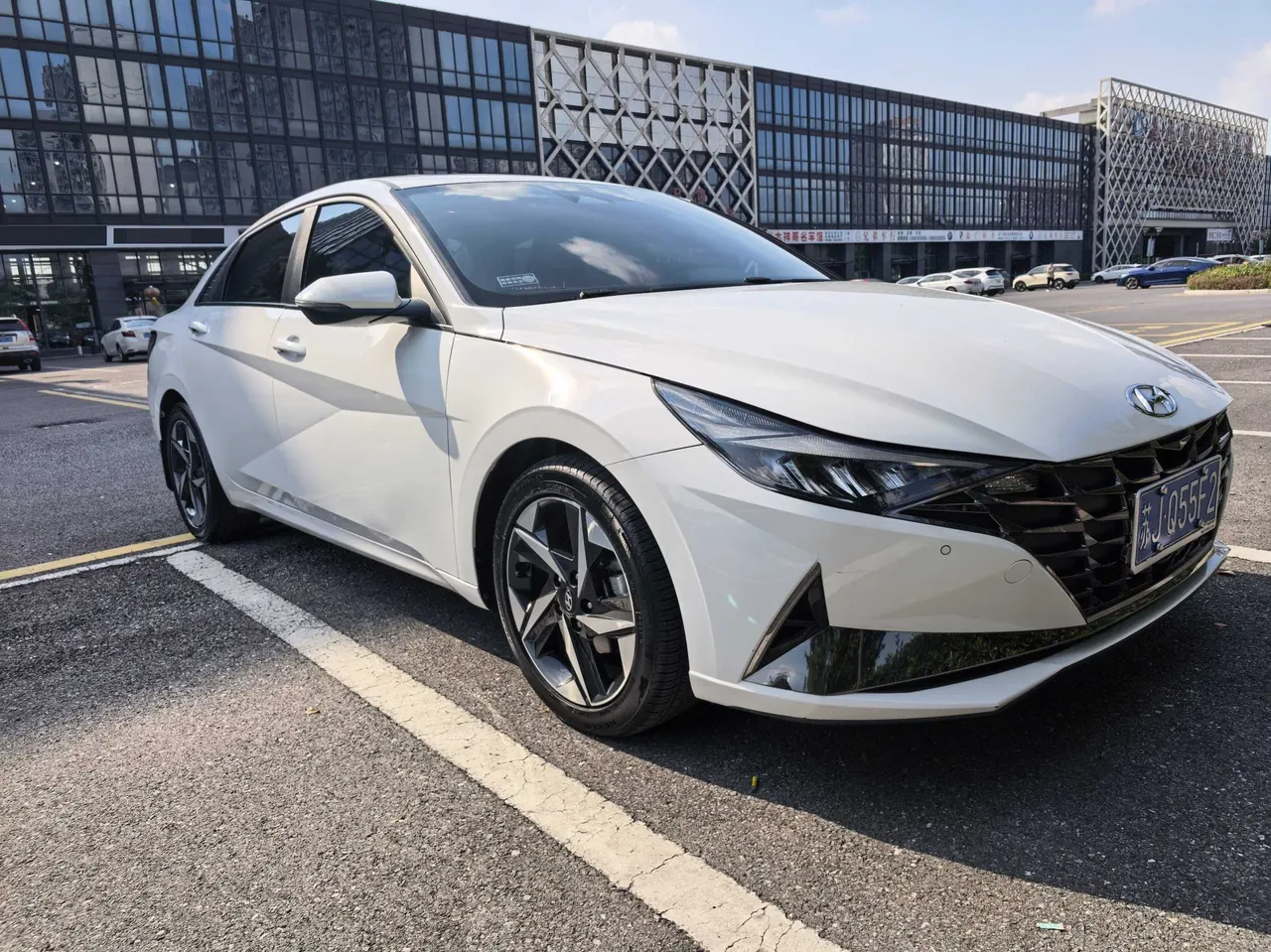 Hyundai 2023 Elantra -3-compartment 1.5 stepless LUX premium automatic gear 3