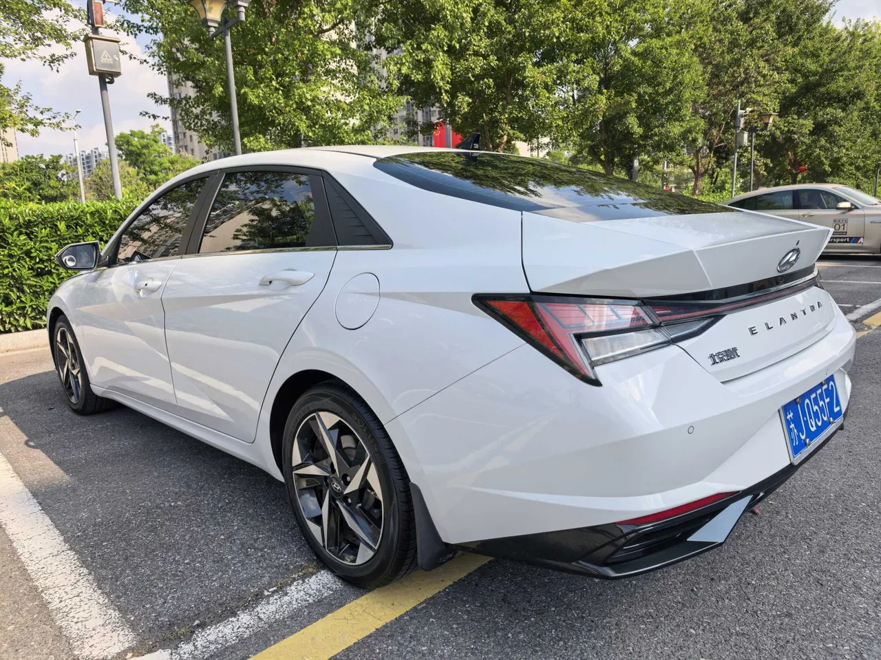 Hyundai 2023 Elantra -3-compartment 1.5 stepless LUX premium automatic gear 6