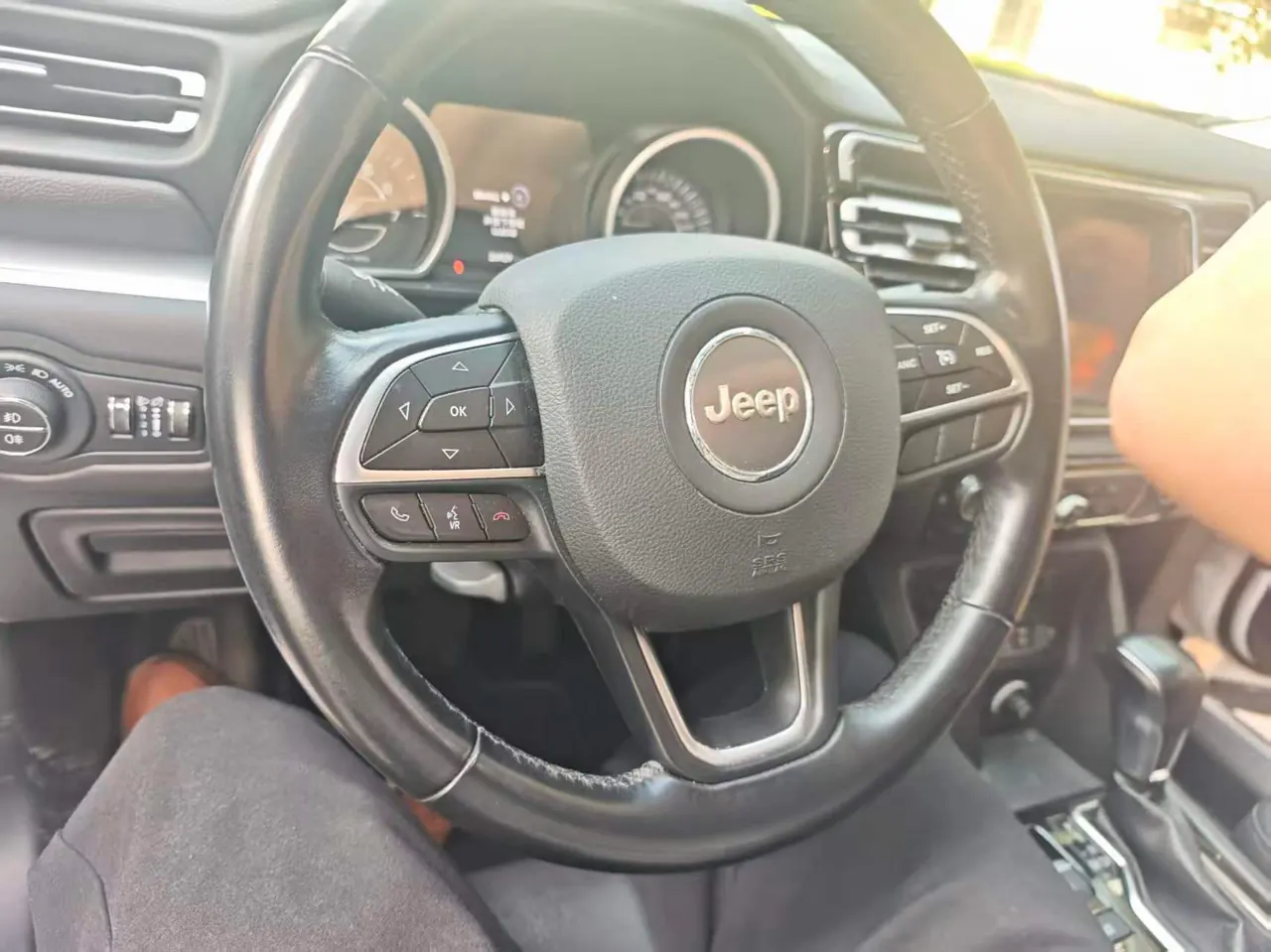 Jeep 2020 big commander 2.0T four-wheel drive nighthawk version automatic gear 2