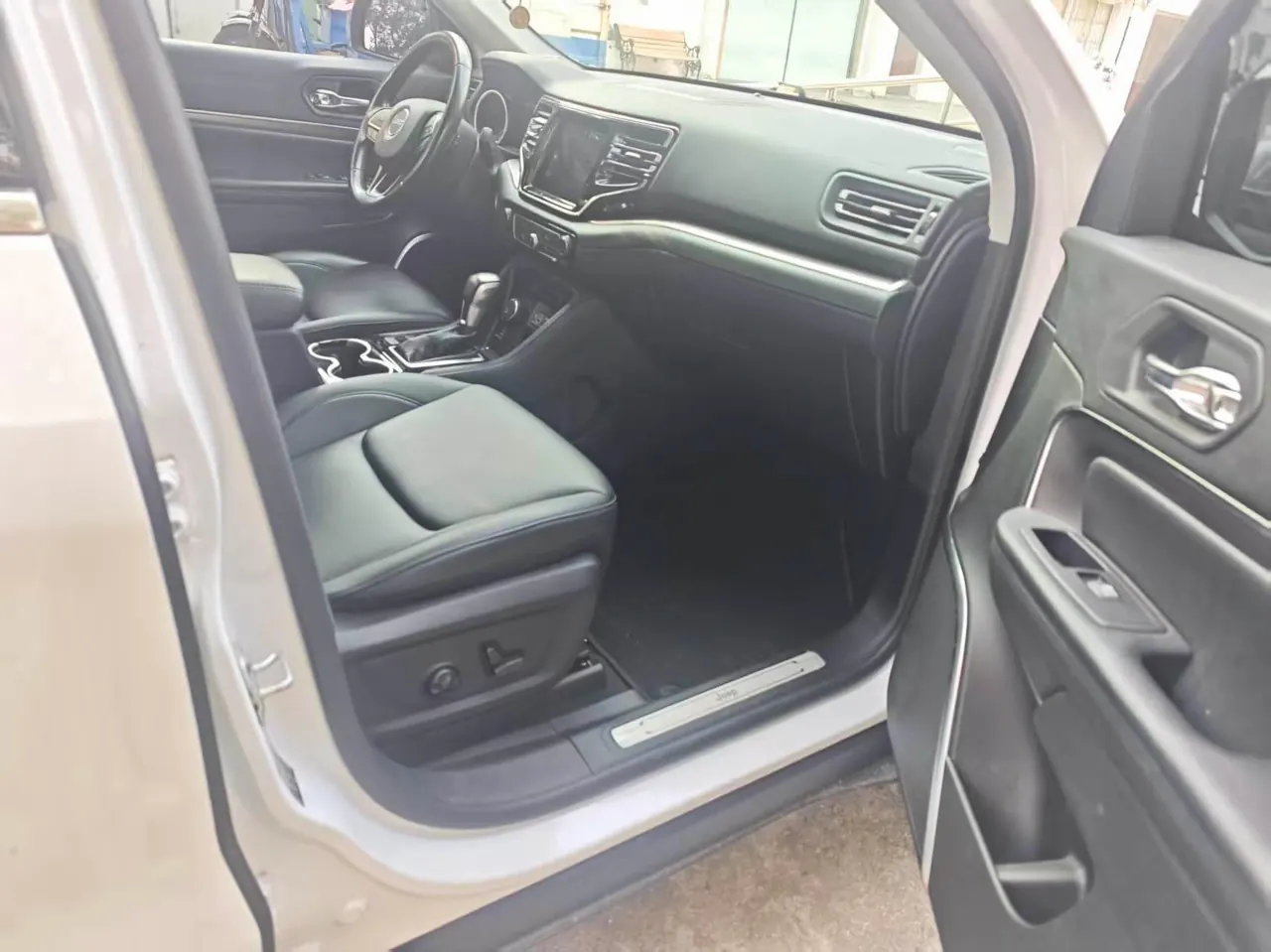 Jeep 2020 big commander 2.0T four-wheel drive nighthawk version automatic gear 3