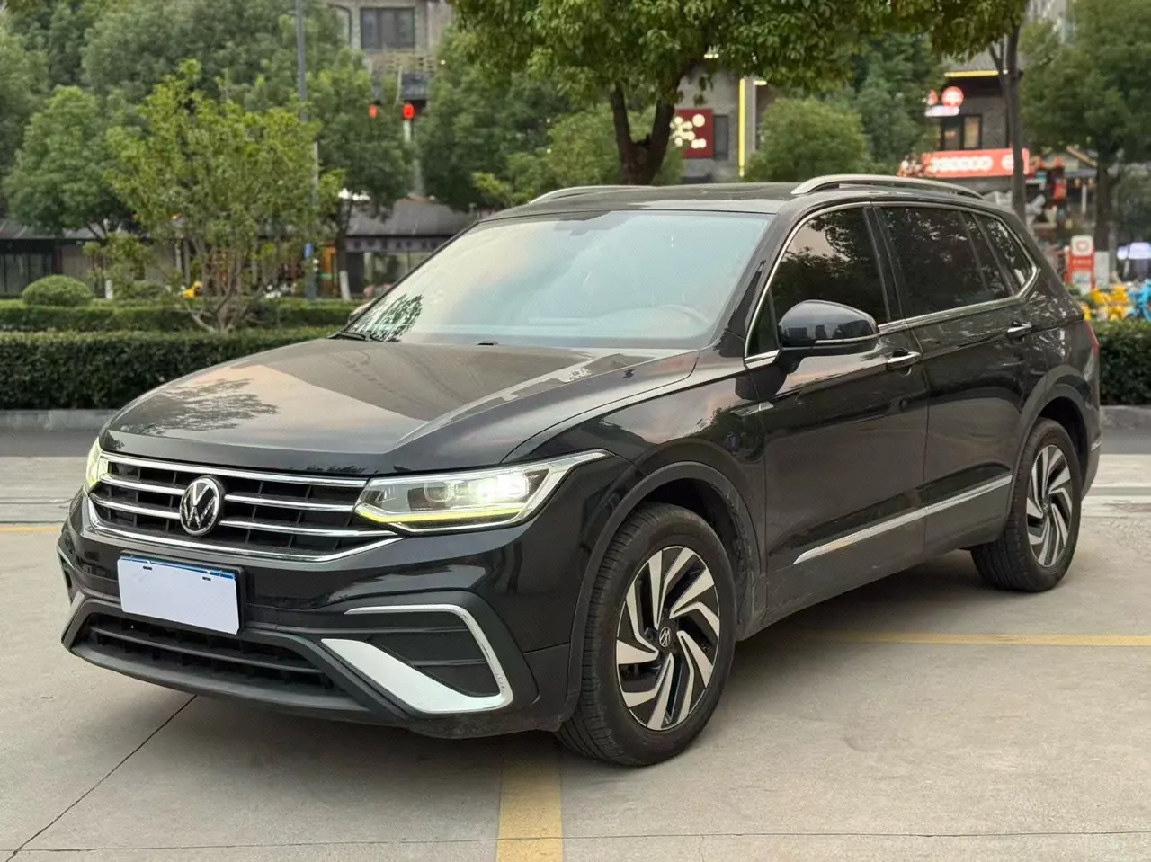 Open image lightbox: Volkswagen 2022 Tiguan L 2.0TSI 330TSI Two-Drive Smart Edition Automatic Gear