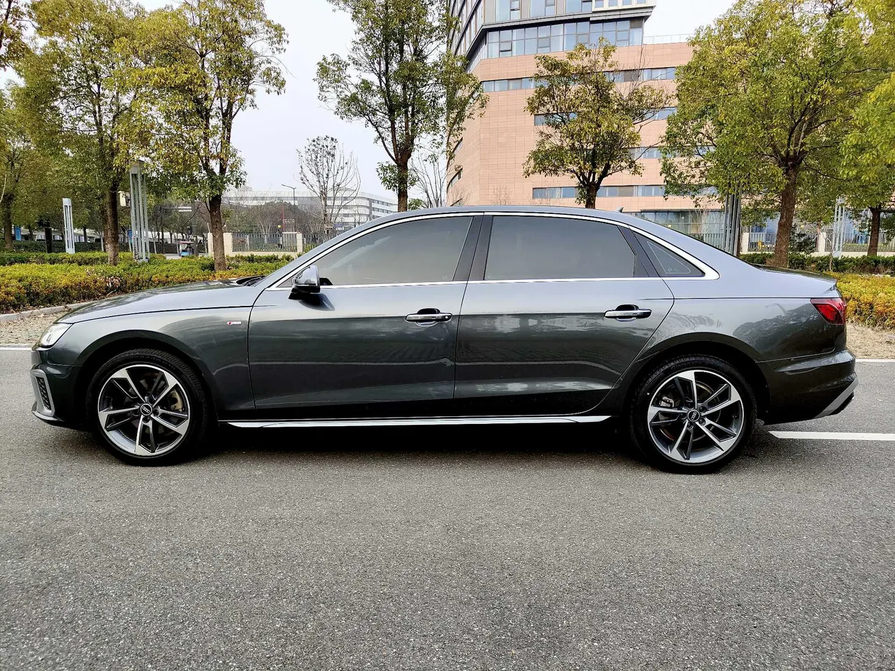 Audi 2022 A4L 2.0TFSI 40TFSI Fashion Dynamic Automatic 3