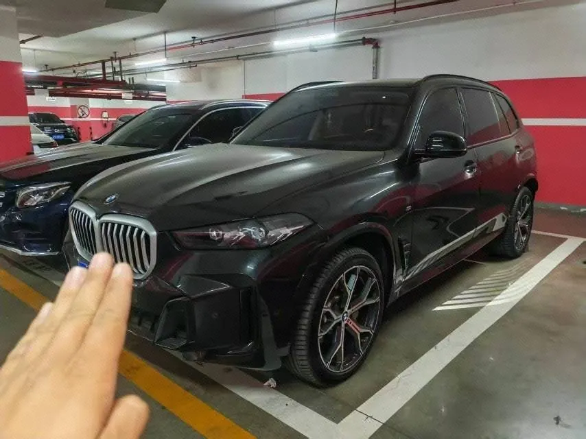Open image lightbox: BMW 2025 X5 xDrive30Li 48V 2.0T exclusive m sports obsidian night suit automatic gear